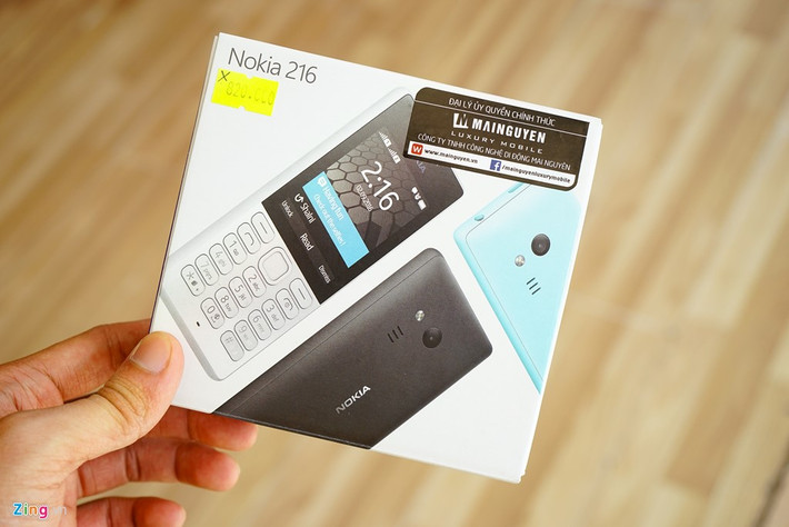 Nokia 216 là di động cơ bản (featurephone) cuối cùng của Microsoft. Trên model này, hãng công nghệ Mỹ ưu ái khá nhiều về mặt phần cứng cho một sản phẩm giá rẻ.