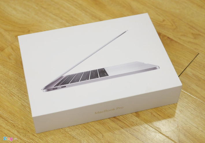 Chỉ hai ngày sau khi ra mắt, MacBook Pro 2016 đã có mặt tại Việt Nam. Đây là phiên bản thường, không có màn hình Touch Bar.