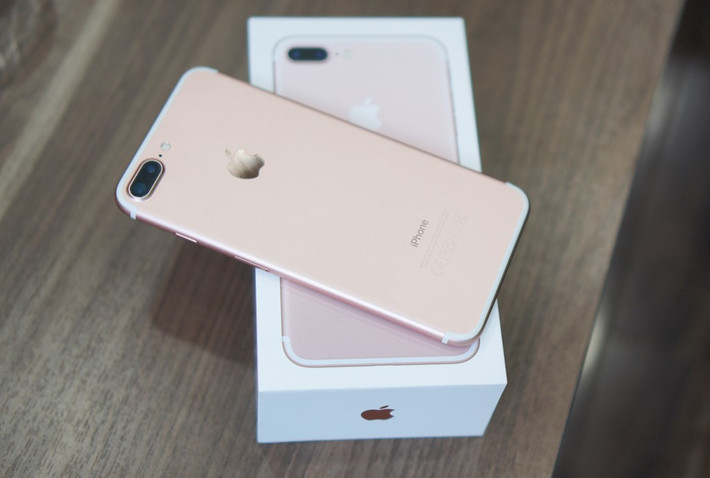 Apple iPhone 7 Plus: Nếu như giá bán của iPhone 7 liên tục giảm thì iPhone 7 Plus chậm hơn. Với phiên bản dung lượng thấp nhất (32 GB), người dùng phải bỏ ra khoảng hơn 22 triệu đồng. Camera kép là tính năng khiến người ta tò mò nhất về sản phẩm này. Tín đồ táo khuyết đang chờ đợi Apple tung bản cập nhật iOS 10.1 để trải nghiệm chế độ chụp chân dung với hiệu ứng xóa phông mô phỏng máy ảnh chuyên nghiệp. Thời lượng pin lớn cũng là một ưu điểm truyền thống của bản Plus so với model 4,7 inch.