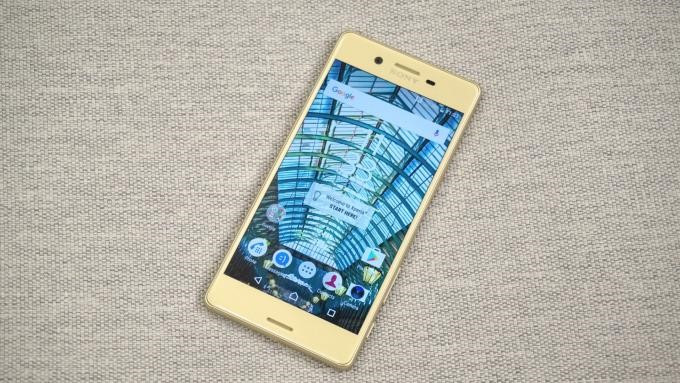 Sony Xperia X qua sử dụng: Xperia X qua sử dụng cũng có giá bán hấp dẫn so với máy mới chính hãng. Với số tiền 7 triệu đồng, người dùng sở hữu một model với camera chất lượng top đầu (23 megapixel), dáng cao cấp với vỏ kim loại, cảm biến vân tay ở cạnh bên. Xperia X có thiết kế nhỏ gọn với màn hình 5 inch Full HD, pin khá và nhiều tùy chọn màu sắc (đen, trắng, vàng, vàng hồng).