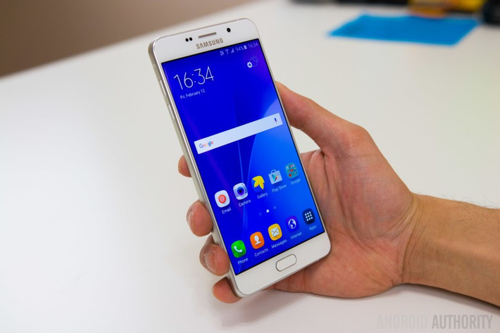 Galaxy A7 2016: Ngoài 2 model dòng C thì những chiếc A7 xách tay cũng được đưa về nước. So với giá bán 9,99 triệu đồng của máy chính hãng thì mức giá khoảng 5,6 triệu cho máy xách tay là một món hời. A7 có thiết kế đẹp mắt, là một trong những di động tầm trung bán chạy nhất ở nhóm chính hãng dịp đầu năm nay. Máy xách tay về nước cũng có sức bán tốt nhờ giá mềm.