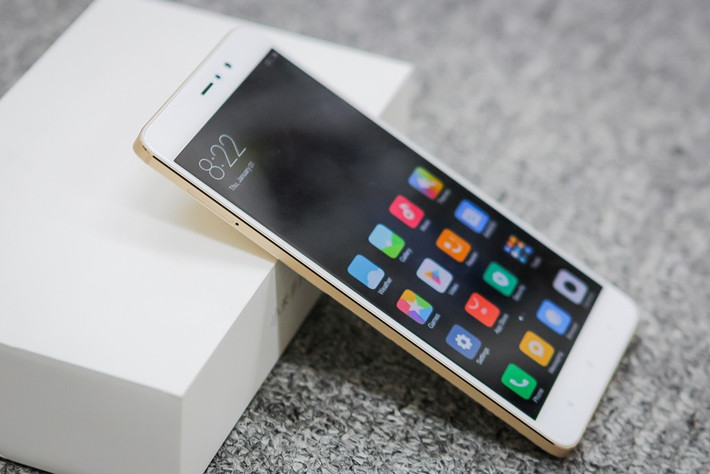 Xiaomi Mi 5s Plus: Cấu hình của Mi 5s Plus không thua kém các smartphone cao cấp hiện nay, thậm chí tốt hơn với tùy chọn RAM 6 GB, dung lượng 128 GB. Máy cũng sở hữu tính năng hàng hot hiện nay là camera kép. Trong khi đó, giá bán của máy tại Việt Nam chỉ ở mức hơn 10 triệu đồng.