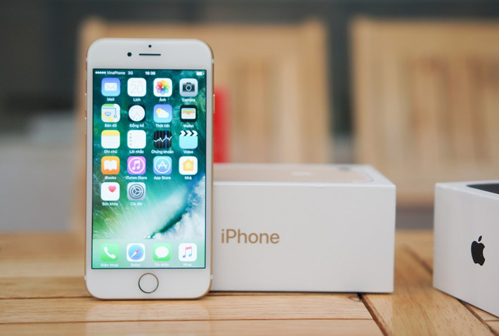 Apple iPhone 7:Máy về nước từ 16/9. Sau 2 tuần, giá bán của model này giảm khoảng một nửa, từ mức hơn 30 triệu đồng xuống còn 17 triệu. Đây hiện là chiếc di động xách tay sáng giá nhất trên thị trường. iPhone 7 có ngoại hình không khác biệt lớn so với thế hệ trước nhưng mang đến trải nghiệm mới với nút Home dùng cảm ứng lực, camera cảm biến lớn hơn và hiệu năng mạnh mẽ.