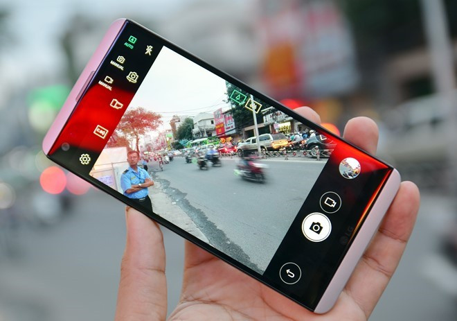 LG V20: Kế nhiệm mẫu V10 nhưng V20 sở hữu kiểu dáng hoàn toàn khác thế hệ trước với vỏ kim loại. Model này hơi giống với G5. Tuy nhiên, máy vẫn kế thừa di sản của model đời cũ với màn hình phụ để hiển thị thông báo, thông tin cá nhân kèm màn hình chính 5,7 inch Quad HD. Thiết bị có camera kép, một độ phân giải 16 megapixel, một 8 megapixel để chụp góc rộng. Máy có giá bán gần 17 triệu đồng.