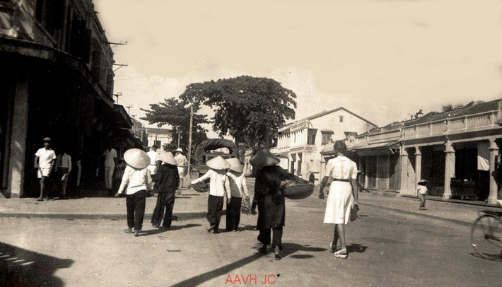 Người phụ nữ Pháp đi bộ trên đường phố Nha Trang.