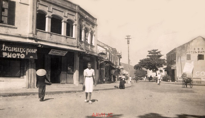 Tạo dáng chụp hình ở góc phố trung tâm Nha Trang.