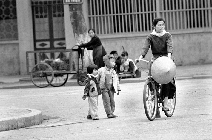 Người phụ nữ đạp xe qua ngã tư, 21/3/1973.