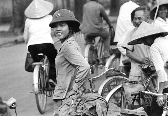 Người nữ dân quân mỉm cười khi thấy ống kính máy ảnh chĩa vào mình trên đường phố Hà Nội, 27/3/1973. Ảnh: Horst Faas / AP Photo.