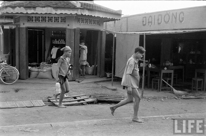 Một góc phố Buôn Ma Thuột năm 1957. Ảnh: Life.
