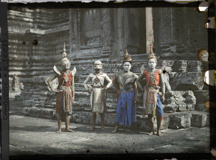 Nhóm vũ công trong khuôn viên Angkor Wat.