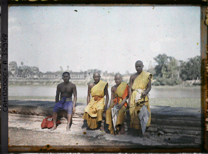 Các nhà sư hành hương nghỉ chân bên bờ hào bảo vệ vòng ngoài Angkor Wat.