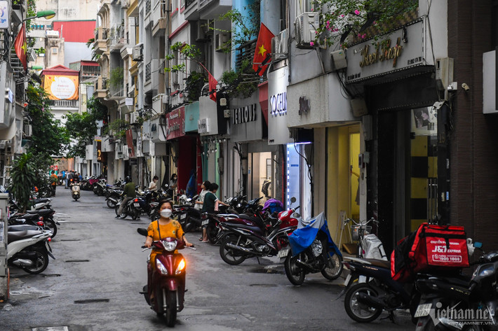 Phố Đặng Văn Ngữ, Hồ Đắc Di cũng được giới trẻ gọi tên là "con đường thời trang" khi những cửa hàng quần áo, giày dép nằm san sát cạnh nhau. Chiều 6/6, những dãy phố này trong tình trạng yên ắng. Xe để trên vỉa hè chủ yếu là của nhân viên.