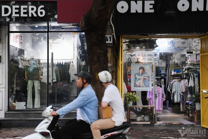 Chị Như Lộc (chủ một cửa hàng thời trang nam trên phố Hồ Đắc Di) cho biết, sau dịch Covid-19, doanh thu của cửa hàng rơi vào tình cảnh lao đao. Nhờ việc livestream bán hàng trên các sàn thương mại nên cũng cân bằng lại được. Tuy nhiên từ đầu năm nay, tình trạng ế khách diễn ra tại cả cửa hàng và trên các sàn điện tử. "Tôi phải chi trả 30 triệu đồng/tháng cho tiền thuê mặt bằng, chưa kể vốn nhập hàng, thuê sinh viên, chi phí điện nước. Doanh thu cửa hàng hiện nay phụ thuộc nhiều vào các nền tảng online. Tình hình này nếu kéo dài thêm vài tháng nữa tôi sẽ phải chuyển cửa hàng qua địa điểm giá rẻ hơn chứ như thế này không trụ nổi", chị Lộc nói.
