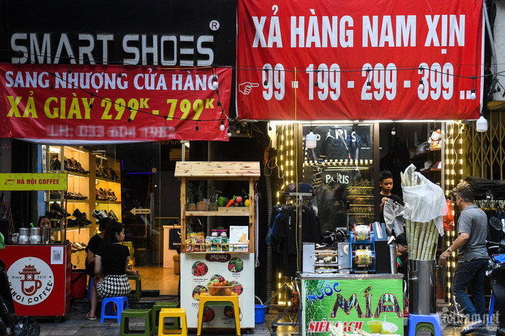 Các chủ hàng và người làm chia sẻ, việc vắng khách khiến hầu hết cơ sở kinh doanh thời trang lâm vào cảnh khó, dù có kết hợp buôn bán online thêm hay không. Đó là lý do mỗi khi đi qua phố nhìn vào các cửa hàng quen, thỉnh thoảng mọi người lại thấy đã là một thương hiệu khác.