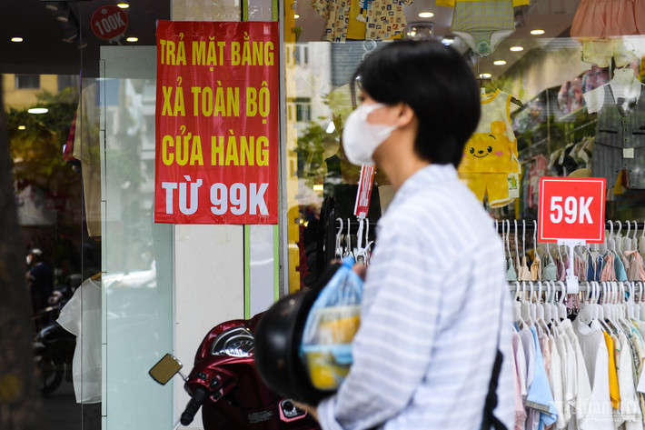 Biển xả hàng, thanh lý sang nhượng kèm cả đại hạ giá treo nhan nhản dọc hai bên đường.