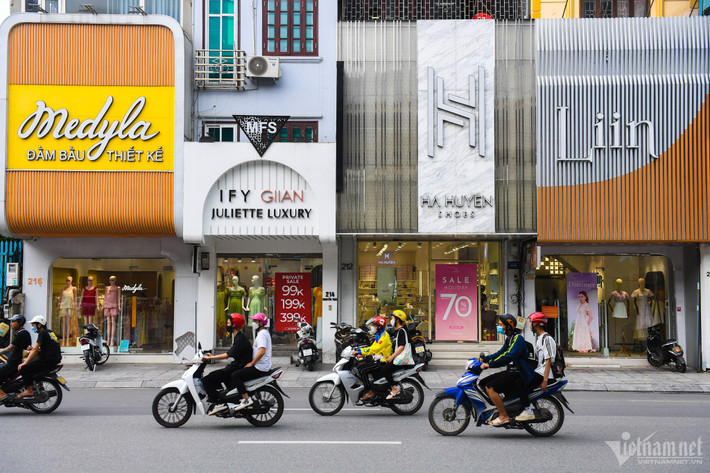 Đường Nguyễn Trãi (quận Thanh Xuân) được xem là một trong những phố thời trang hút khách ở Hà Nội do nằm gần nhiều khu dân cư đông đúc, trường đại học. Tuy nhiên tình cảnh kinh doanh ở đây thời gian qua không được suôn sẻ như mong muốn của các chủ tiệm.