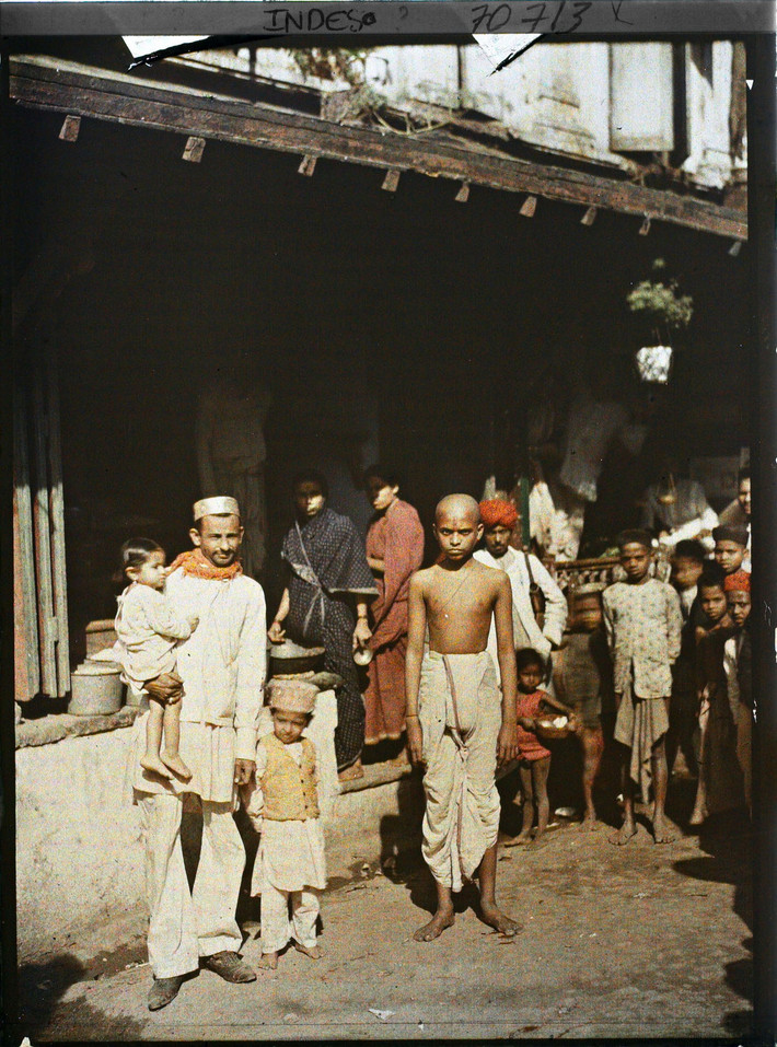 Một góc phố nhộn nhịp ở Bombay năm 1913. Ảnh: Stéphane Passet / Collections.albert-kahn.hauts-de-seine.fr.