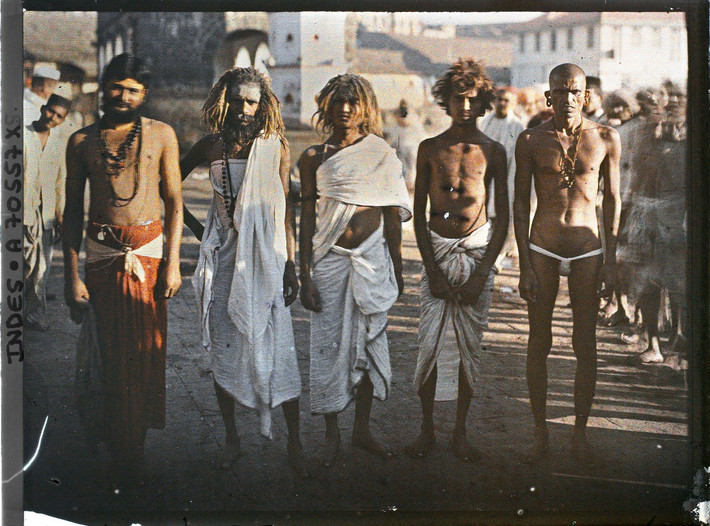 Các tu sĩ khổ hạnh (sadhu) trên đường phố Bombay.