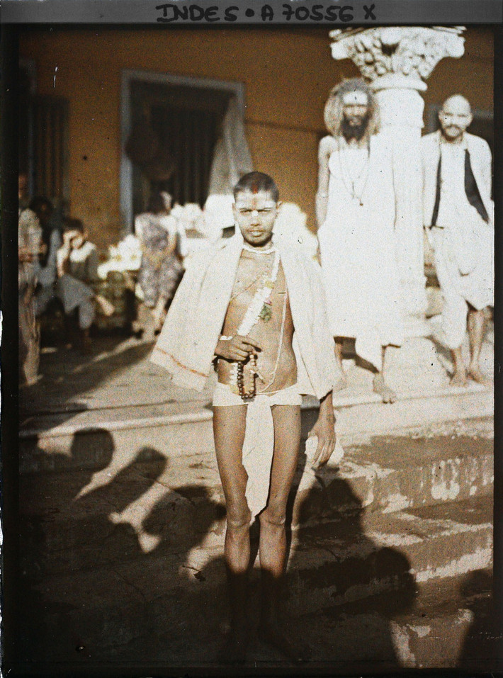Sadhu trẻ tuổi ở ngôi đền Hindu.