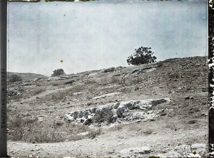 Cánh đồng Máu (Akeldama) ở Thung lũng Hinnom, một địa điểm ở Jerusalem gắn liền với Ju das Iscariot, một trong số 12 tông đồ nguyên thủy của Chúa Jesus.