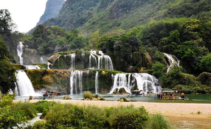 Thác Bản Giốc được xem là thác nước tự nhiên lớn nhất khu vực Đông Nam Á và là thác nước lớn thứ 4 thế giới trong các thác nước nằm trên đường biên giới giữa các quốc gia.