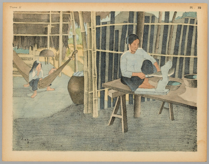 Người mẹ ngồi cắt hạt cau trong khi hai đứa con chơi đùa trên võng.
