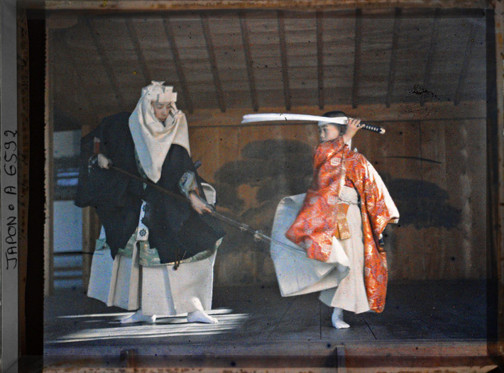 Hai diễn viên kịch nō tái hiện cuộc chiến giữa Benkei và Minamoto Yoshitsune trong vở kịch Hashi-Benkei.