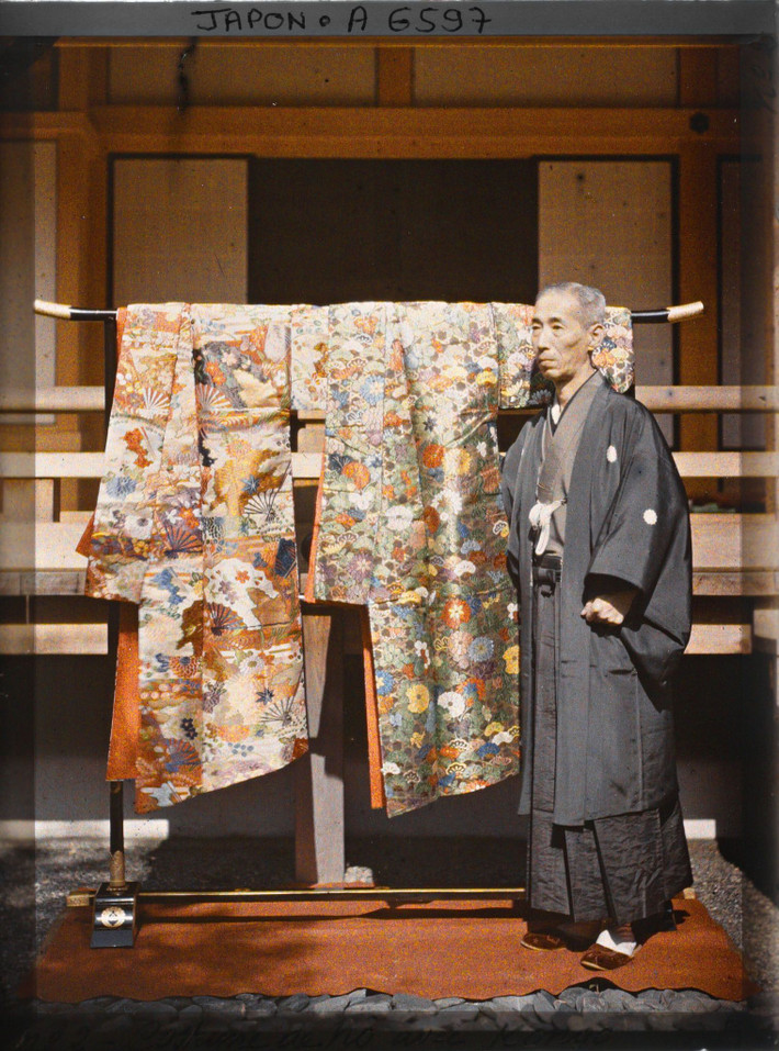 Nghệ sĩ kịch nō Kinnosuke Kongo (1854 to 1923) giới thiệu hai bộ kosode (loại trang phục ngắn tay của Nhật Bản và là tiền thân của kimono) làm bằng lụa kara-ori dùng trong biểu diễn.