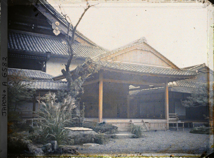 Sân khấu kịch nō tại chùa Bukko-ji (Phật Quang Tự) ở Kyoto. Nō hay Nōgaku là một thể loại quan trọng trong nghệ thuật kịch truyền thống Nhật Bản, được biểu diễn từ thế kỷ 14.