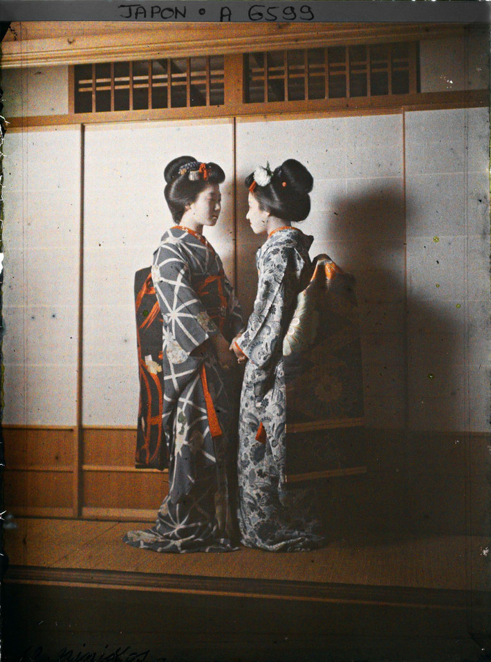 Hai maiko trong một nhà okiya ở Kyoto.
