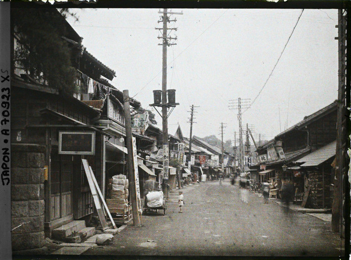Tuyến phố thương mại ở khu phố Asakasa, quận Minato, Tokyo năm 1926. Ảnh: Roger Dumas / Collections.albert-kahn.hauts-de-seine.fr.