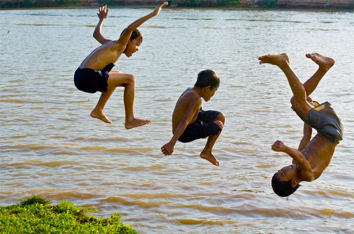 Một giải pháp tuyệt vời để xua tan cái nóng gay gắt mùa hè là hòa mình vào làn nước mát của ao, hồ, sông, suối. Ao làng và những con sông chảy qua địa phương luôn là cứu tinh ngày nắng nóng của người Việt xưa. Ảnh: Nammothay.com.