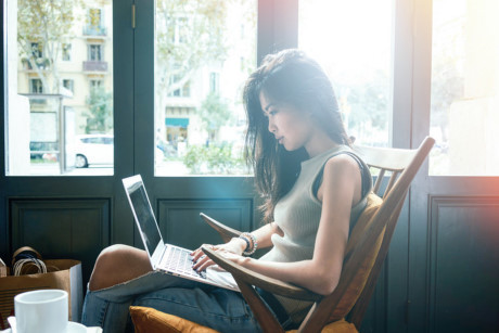 Blogger du lịch: Đây không phải là một công việc dễ dàng vì bạn phải chi trả một khoản nhất định cho mỗi chuyến du lịch của mình. Đổi lại bạn sẽ được đi nhiều hơn, trải nghiệm và khám phá nhiều hơn để có những bài viết phục vụ độc giả.