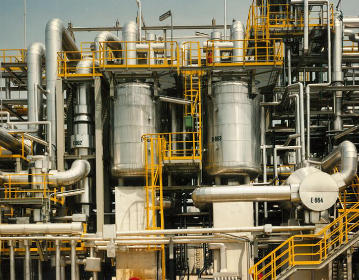 9. Tỉ lệ phát thải CO2 cao nhất thế giới. Do tỉ trọng công nghiệp cao, Qatar có lượng phát thải CO2 bình quân cao nhất thế giới, đạt 49,1 tấn trên người vào năm 2008. Người dân Qatar cũng nằm trong số tiêu thụ nước bình quân cao nhất thế giới, mỗi người trung bình sử dụng khoảng 400 lít nước mỗi ngày. Ảnh: Engineering-airliquide.com.