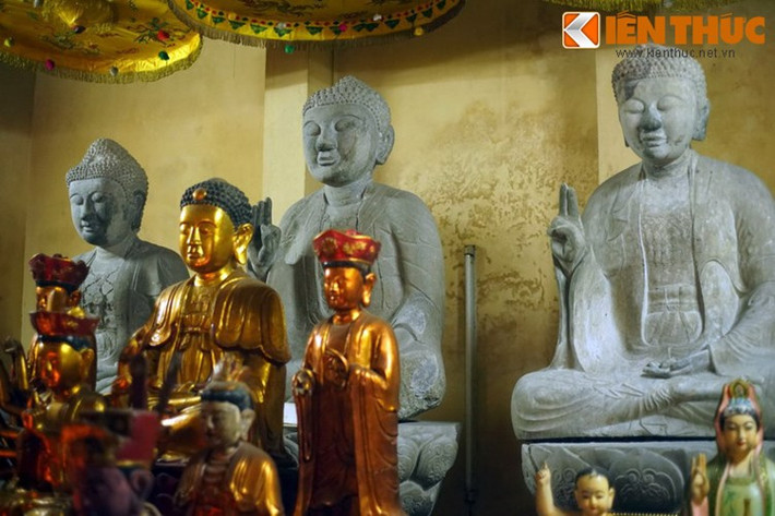 Ba pho tượng Tam Thế tạc bằng đá của Chùa Ngọc Khám (huyện Thuận Thành, tỉnh Bắc Ninh) là bộ tượng Tam Thế cổ xưa, đồ sộ và tinh xảo bậc nhất Việt Nam.