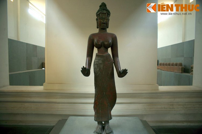Bức tượng nữ thần Tara - một vị Bồ tát trong quan niệm Phật giáo của người Chăm xưa - là một tác phẩm tiêu biểu nhất về hình tượng phụ nữ của nền nghệ thuật Chămpa cổ. Bức tượng này được lưu giữ tại Bảo tàng Điêu khắc Chăm ở TP Đà Nẵng.