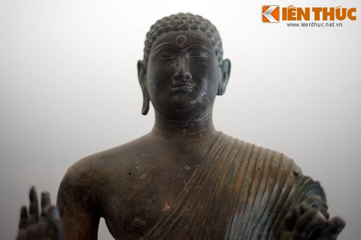 Tượng Phật Đồng Dương có niên đại vào khoảng thế kỷ 8 - 9, gắn với thời kỳ Phật giáo huy hoàng nhất của vương quốc Chămpa, được đánh giá là bức tượng Phật bằng đồng cổ xưa và tinh xảo bậc nhất của khu vực Đông Nam Á. Hiện vật được lưu giữ tại bảo tàng Lịch sử Quốc gia ở TP HCM.