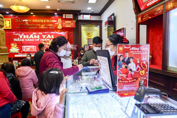 Ngày vía Thần Tài năm nay sẽ rơi vào thứ Năm, ngày 10/2/2022 Dương lịch. Việc mua vàng vào ngày này đã trở thành thói quen của nhiều người trong khoảng 10 năm trở lại đây vì vàng là một trong những vật có giá trị nhất về mặt kinh tế, là biểu tượng cho sự giàu sang và phú quý.