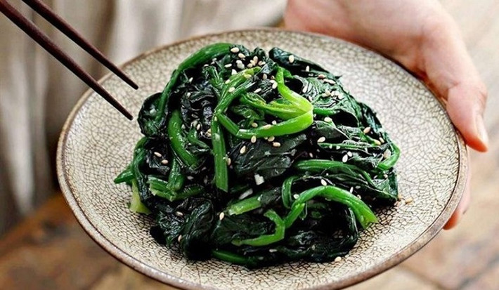 Cải bó xôi ưa ánh sáng nhẹ, có khả năng chịu bóng râm, vì vậy có thể trồng xen với những cây cao để được che mát.