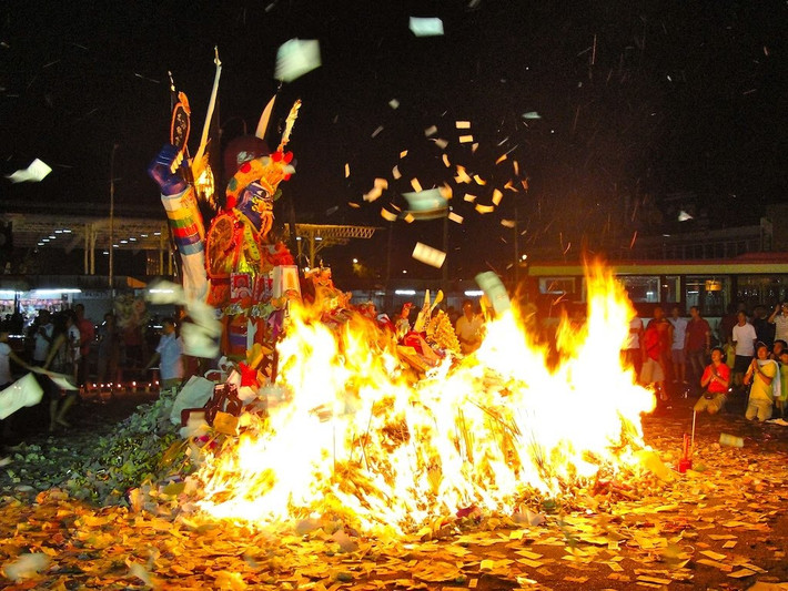Họ cũng tới những ngôi chùa lớn và phát gạo cho người nghèo, đốt giấy tiền, vàng mã để cúng cho người quá cố và tin rằng các linh hồn sẽ đỡ vất vả hơn dưới cõi âm, không quấy rầy công việc làm ăn, cuộc sống nơi trần thế. Ảnh: Cultural Awareness International.