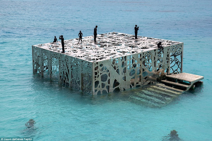 Coralarium chứa những tác phẩm nghệ thuật, bao gồm các tác phẩm điêu khắc trên tầng mái được đặt ở trên cùng của cấu trúc hình khối cũng như các tác phẩm nghệ thuật dưới nước.