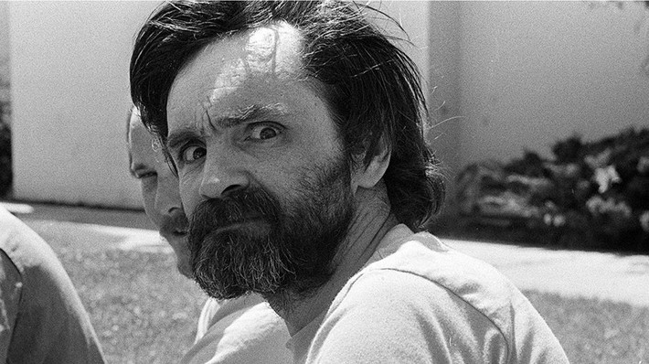 Kế hoạch giết Sharon Tate được thực hiện bởi Charles Manson và ba tên đồng bọn trung thành. Bọn chúng khai việc giết nữ diễn viên là đòn đáp trả cho sự ruồng bỏ của xã hội đối với Gia đình Manson. Ảnh: History | HowStuffWorks.