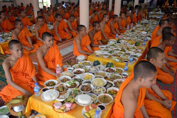 Bên cạnh đó, một việc làm không thể bỏ qua trong mùa lễ hội Pchum Ben của người Campuchia đó là cúng dường phẩm vật lên chư tăng. Ảnh: Phare.