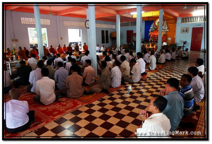 14 ngày đầu tiên của tháng Pheakta Bot được gọi là Kan Ben (quan sát lễ hội) và ngày thứ 15 được gọi là ngày Pchum Ben, là ngày chính hội. Đây cũng là ngày cuối cùng trong ba tháng an cư tịnh tu của chư tăng. Ảnh: Traveling Mark.