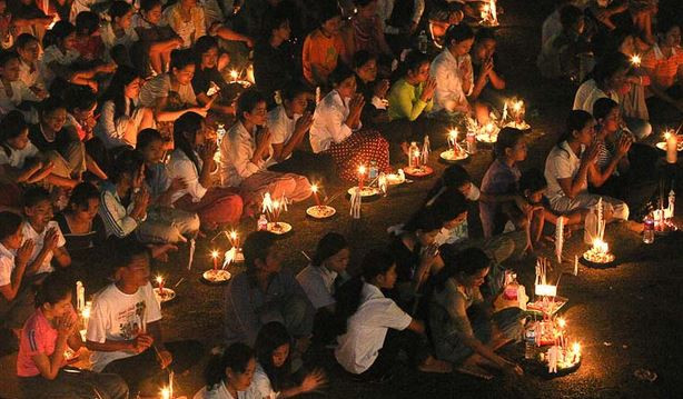 Trong các nghi thức tôn giáo được thực hiện trong ngày lễ, có một nghi thức gọi là “mở cửa địa ngục”, với ý niệm là cứu giúp những vong linh bị đọa đầy trong các địa ngục tạm thời thoát khỏi hình phạt trong mùa lễ hội. Ảnh: Cambodia Expats Online.