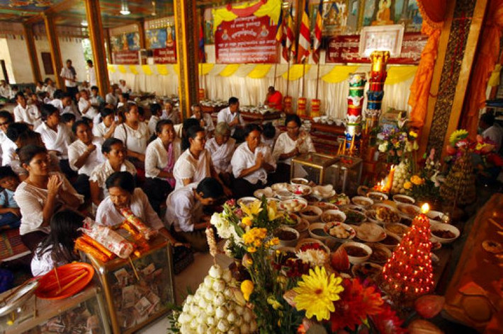 Lễ hội Pchum Ben được diễn ra với nhiều ý nghĩa quan trọng đối với người dân Campuchia: một là xin sự tốt lành cho bản thân mình, thứ hai là xin sự bình an cho người thân và thứ ba là để bày tỏ lòng tôn kính trọng và biết ơn của mình đối với ông bà tổ tiên. Ảnh: Deccan Chronicle.