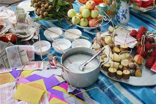 Trong lễ cúng cô hồn, điều tuyệt đối bị cấm là sờ vào thức ăn trên mâm cúng như gạo, cháo, muối. Người xưa lý giải cho việc cấm kỵ này là làm như vậy sẽ chọc giận ma đói và chúng sẽ gieo rắc căn bệnh bí hiểm lên người mạo phạm thượng. Ảnh: Giadinh.net.vn.