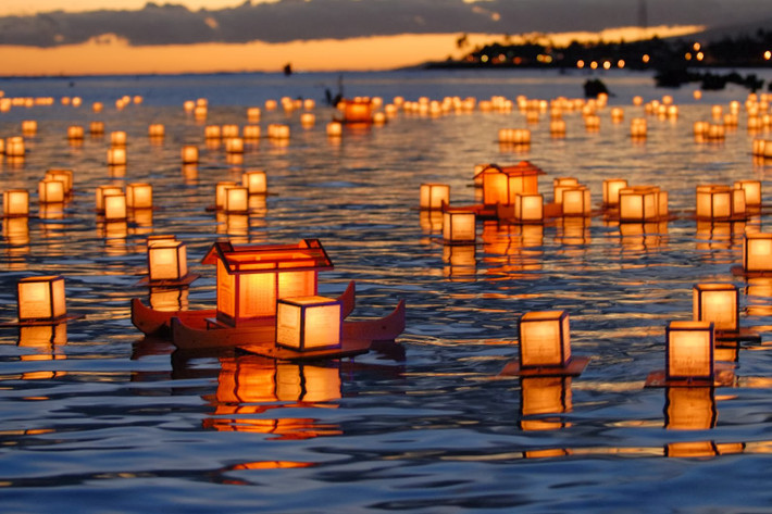 Vào đêm cuối của lễ hội Obon, người Nhật sẽ thả những chiếc đèn nổi trên sông, hồ, bờ biển để hướng dẫn linh hồn người quá cố trở về cõi âm. Ảnh: Asian Travel.