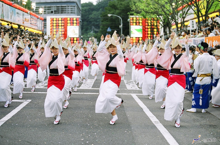 Lệ hội Obon thường kéo dài trong ba ngày với các hoạt động phong phú, tùy thuộc vào từng địa phương. Rước kiệu và các điệu múa dân gian là một phần không thể thiếu trong lễ hội này. Ảnh: Haikugirl's Japan.