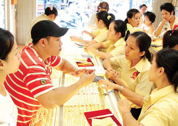 Theo quan niệm dân gian của người Việt, tháng 7 Âm lịch là tháng cô hồn. Vào tháng này có rất nhiều điều phải kiêng kỵ, trong đó có việc kiêng mua vàng. Nhưng điều này có đúng không? Ảnh: Dân Trí.